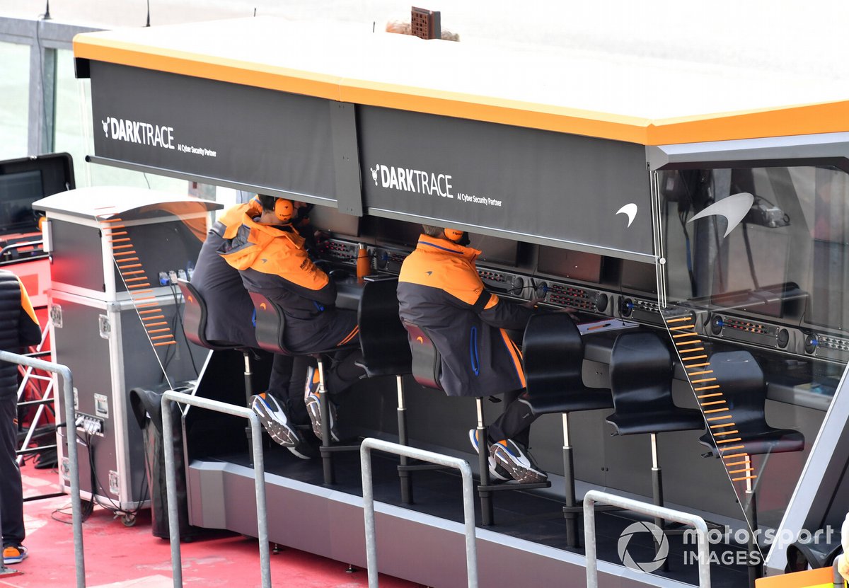 the-mclaren-team-on-the-pit-wa-1.jpg